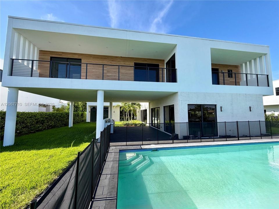 For Sale: $3,250,000 (6 beds, 6 baths, 5293 Square Feet)