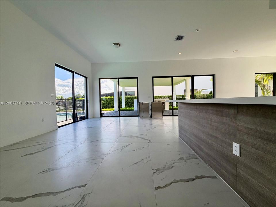 For Sale: $3,250,000 (6 beds, 6 baths, 5293 Square Feet)
