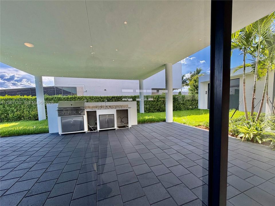 For Sale: $3,250,000 (6 beds, 6 baths, 5293 Square Feet)