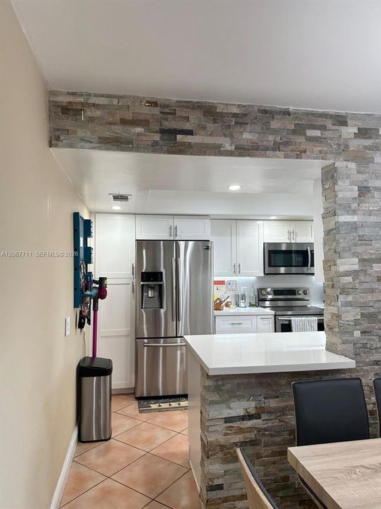 For Rent: $2,700 (2 beds, 2 baths, 885 Square Feet)