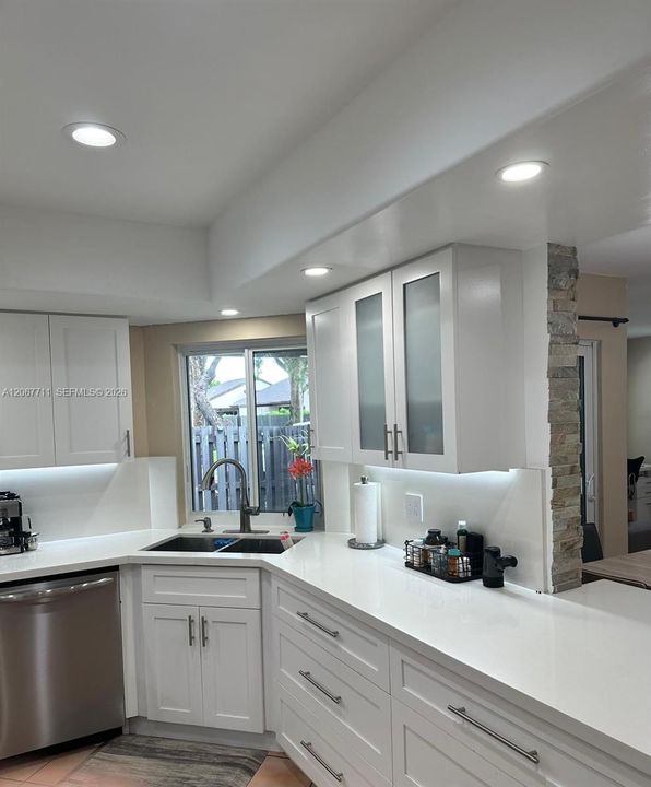 For Rent: $2,700 (2 beds, 2 baths, 885 Square Feet)