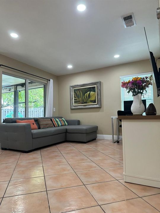For Rent: $2,700 (2 beds, 2 baths, 885 Square Feet)