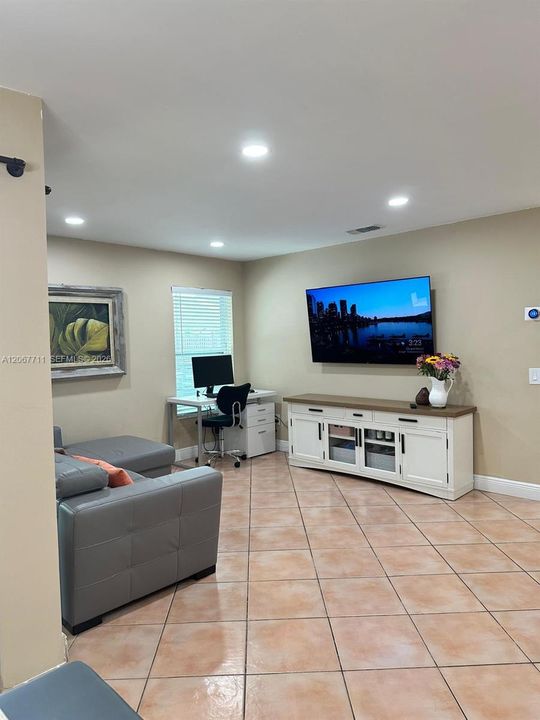 For Rent: $2,700 (2 beds, 2 baths, 885 Square Feet)
