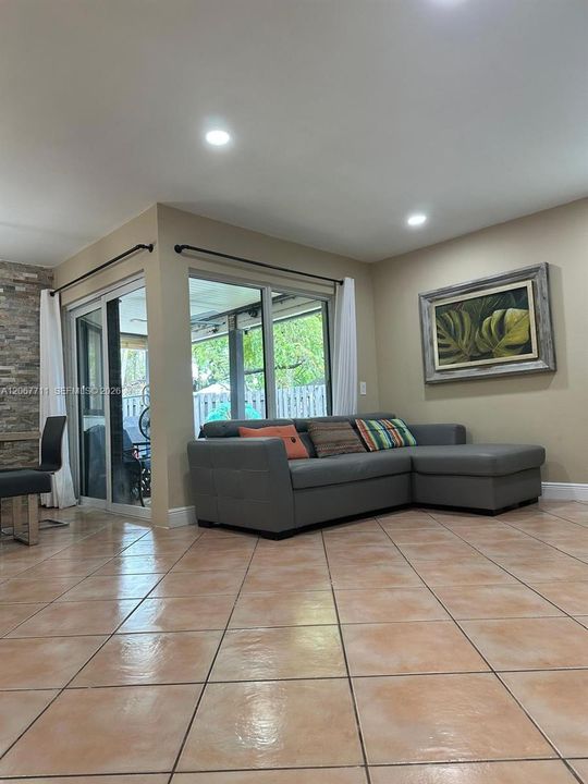 For Rent: $2,700 (2 beds, 2 baths, 885 Square Feet)