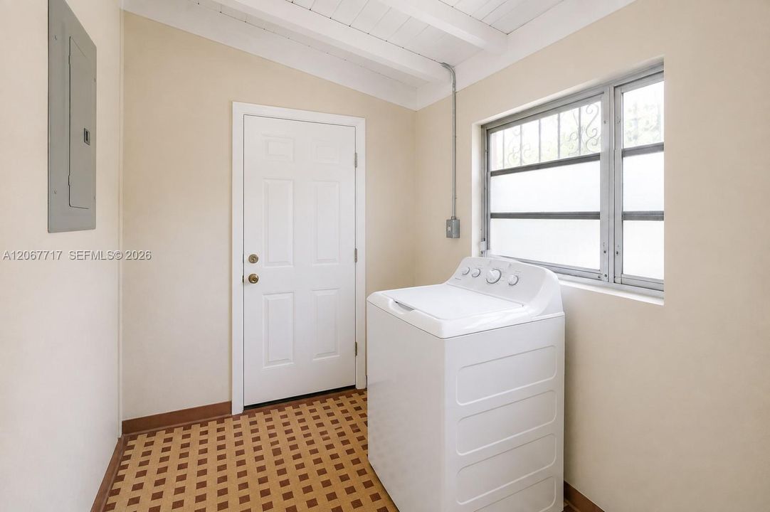Active With Contract: $560,000 (2 beds, 1 baths, 1357 Square Feet)