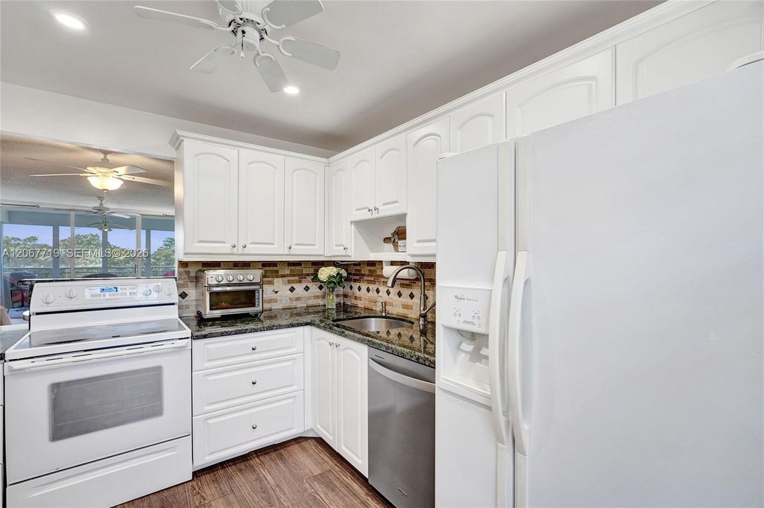 For Sale: $245,900 (2 beds, 2 baths, 1064 Square Feet)
