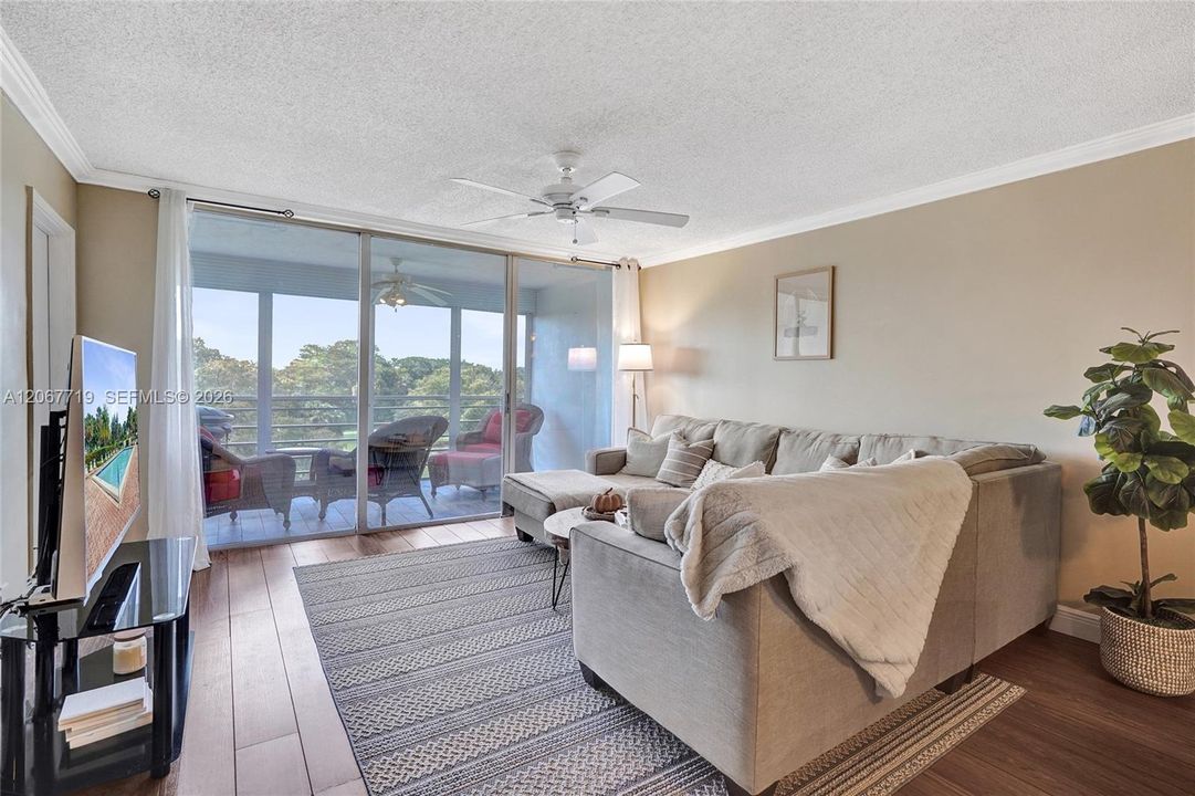 For Sale: $245,900 (2 beds, 2 baths, 1064 Square Feet)