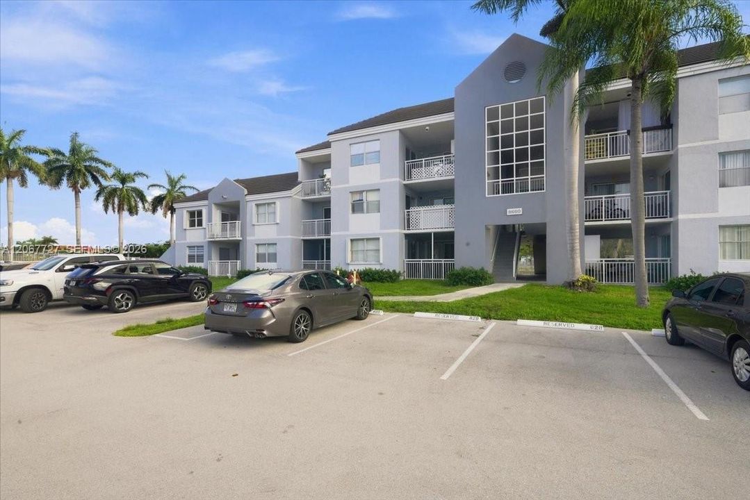For Sale: $210,000 (1 beds, 1 baths, 813 Square Feet)