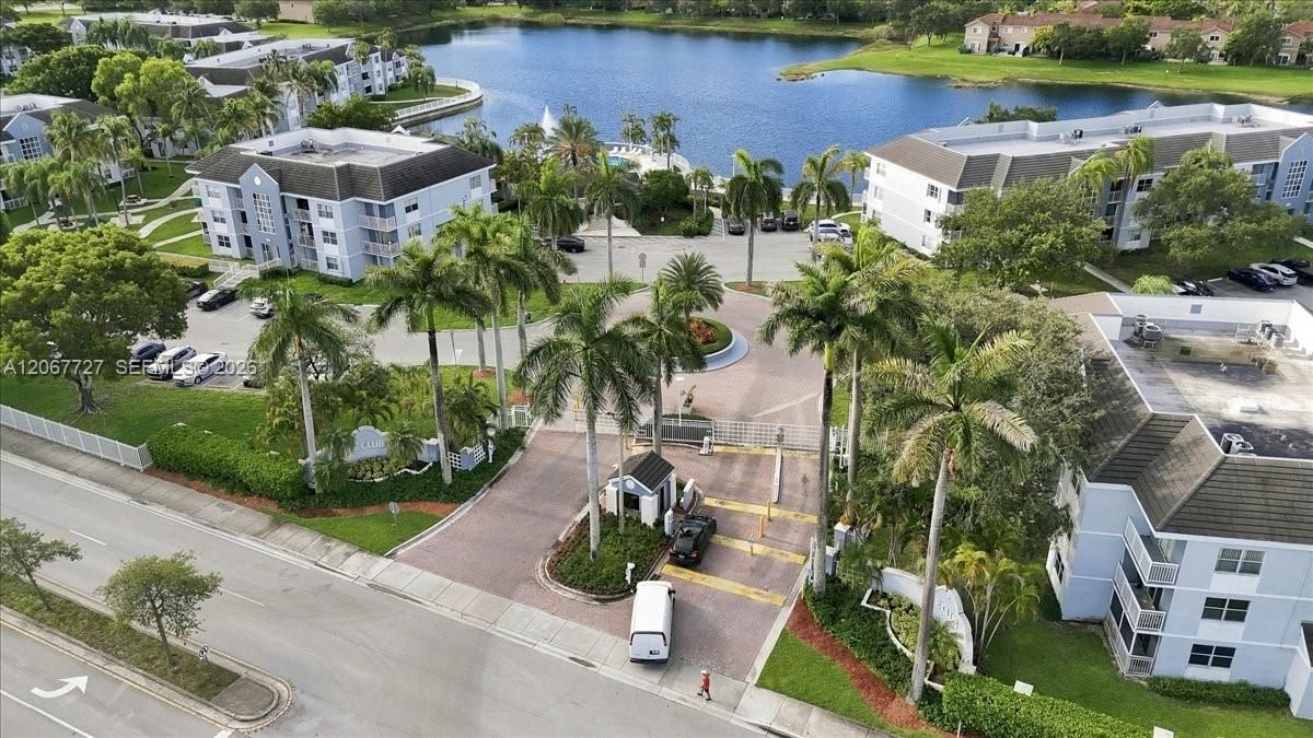 For Sale: $210,000 (1 beds, 1 baths, 813 Square Feet)