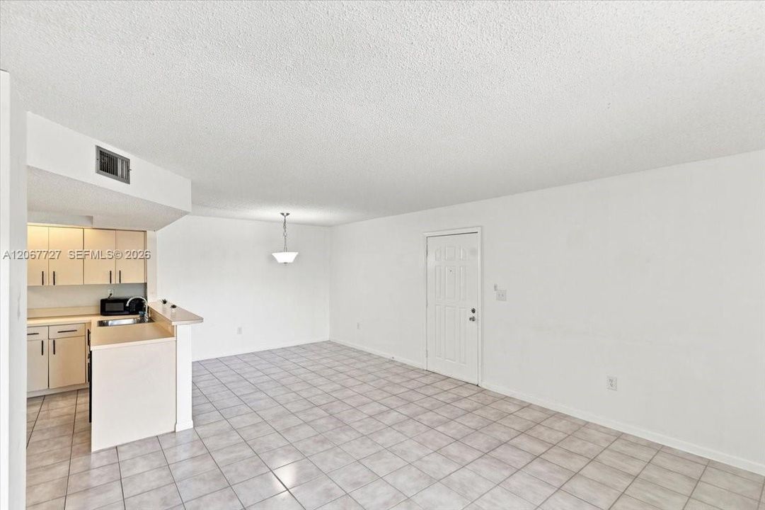For Sale: $210,000 (1 beds, 1 baths, 813 Square Feet)