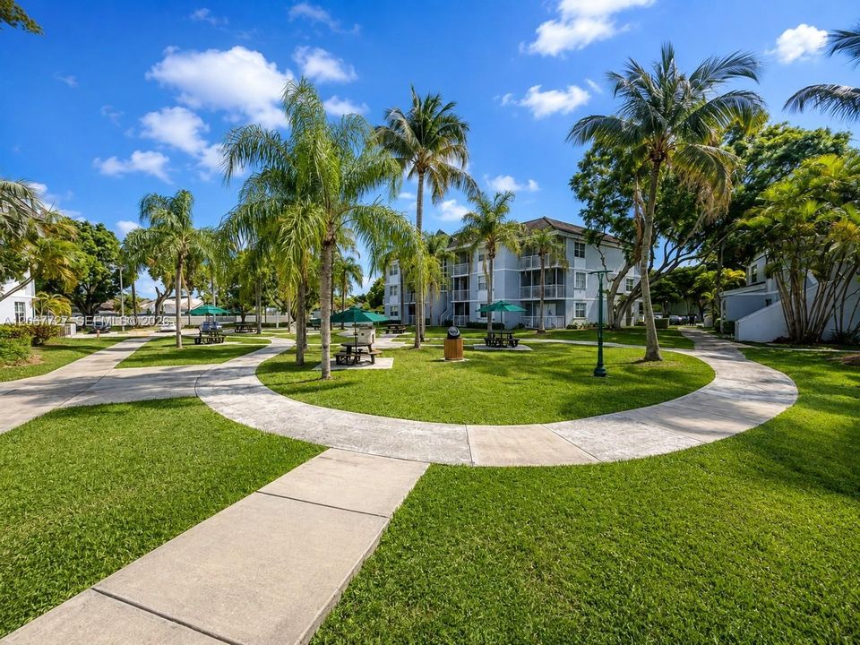 For Sale: $210,000 (1 beds, 1 baths, 813 Square Feet)