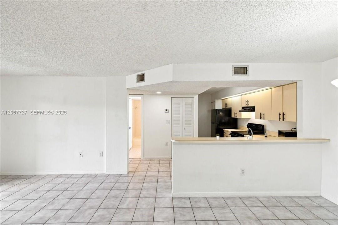 For Sale: $210,000 (1 beds, 1 baths, 813 Square Feet)