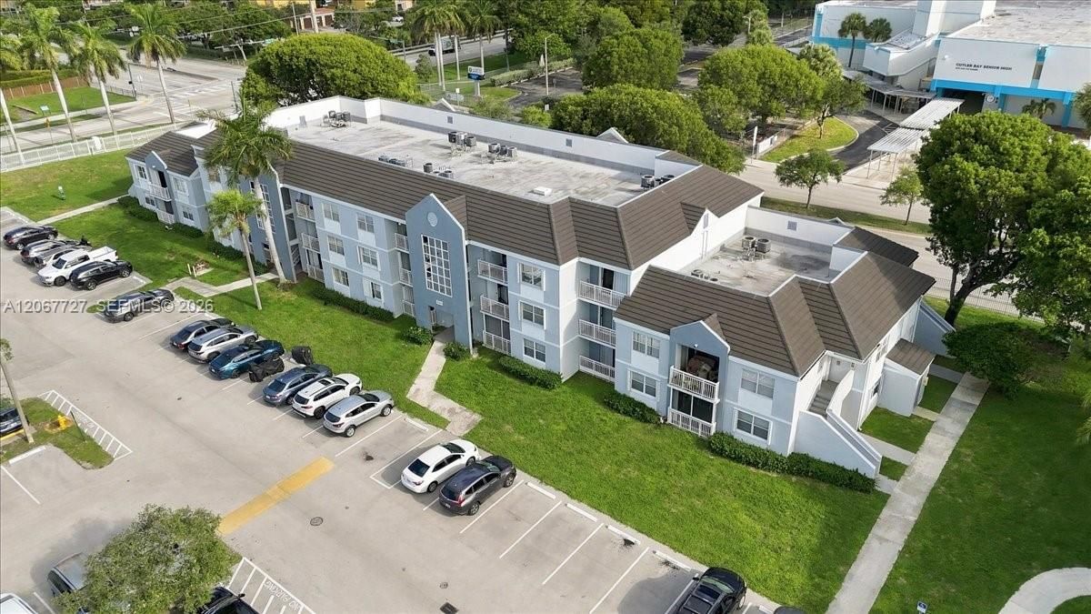 For Sale: $210,000 (1 beds, 1 baths, 813 Square Feet)