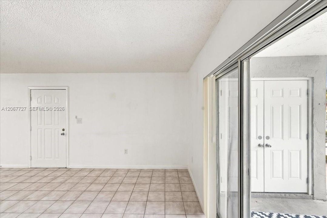 For Sale: $210,000 (1 beds, 1 baths, 813 Square Feet)