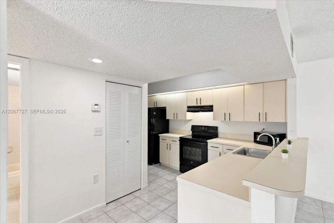 For Sale: $210,000 (1 beds, 1 baths, 813 Square Feet)