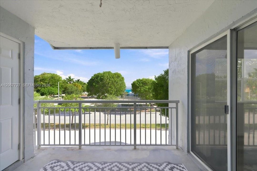 For Sale: $210,000 (1 beds, 1 baths, 813 Square Feet)