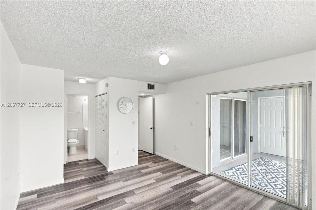 For Sale: $210,000 (1 beds, 1 baths, 813 Square Feet)