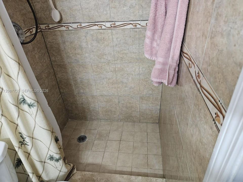 Под контрактом: $3,500 (3 спален, 2 ванн, 1600 Квадратных фут)