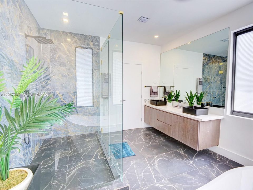 For Sale: $3,100,000 (6 beds, 3 baths, 6682 Square Feet)