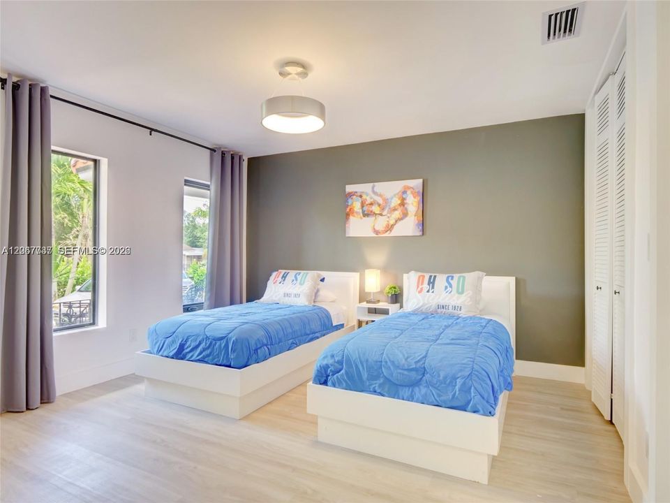 For Sale: $3,100,000 (6 beds, 3 baths, 6682 Square Feet)