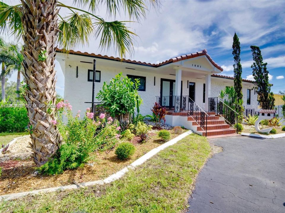 For Sale: $3,100,000 (6 beds, 3 baths, 6682 Square Feet)
