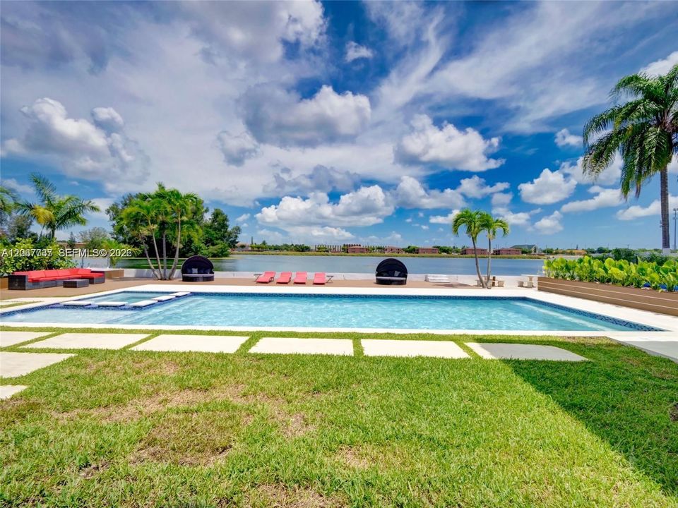 For Sale: $3,100,000 (6 beds, 3 baths, 6682 Square Feet)