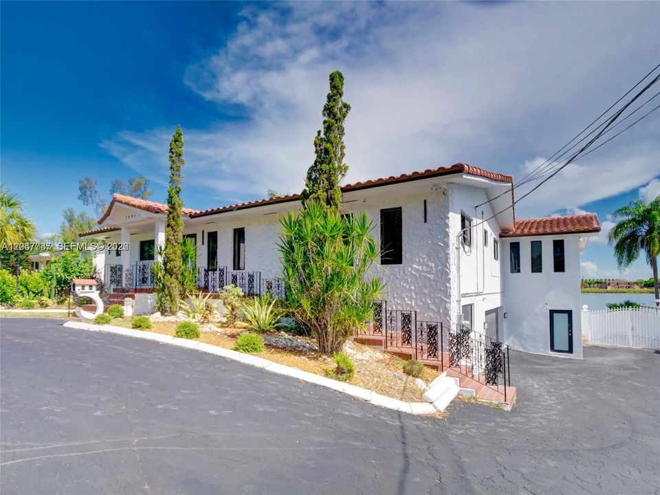 For Sale: $3,100,000 (6 beds, 3 baths, 6682 Square Feet)