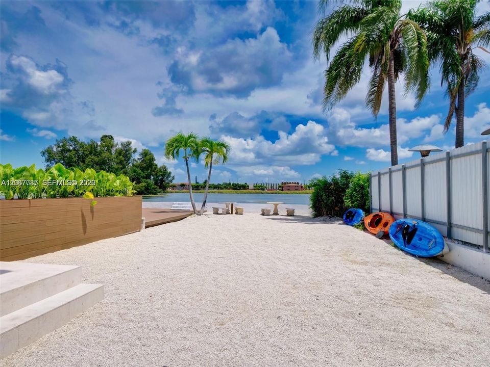For Sale: $3,100,000 (6 beds, 3 baths, 6682 Square Feet)