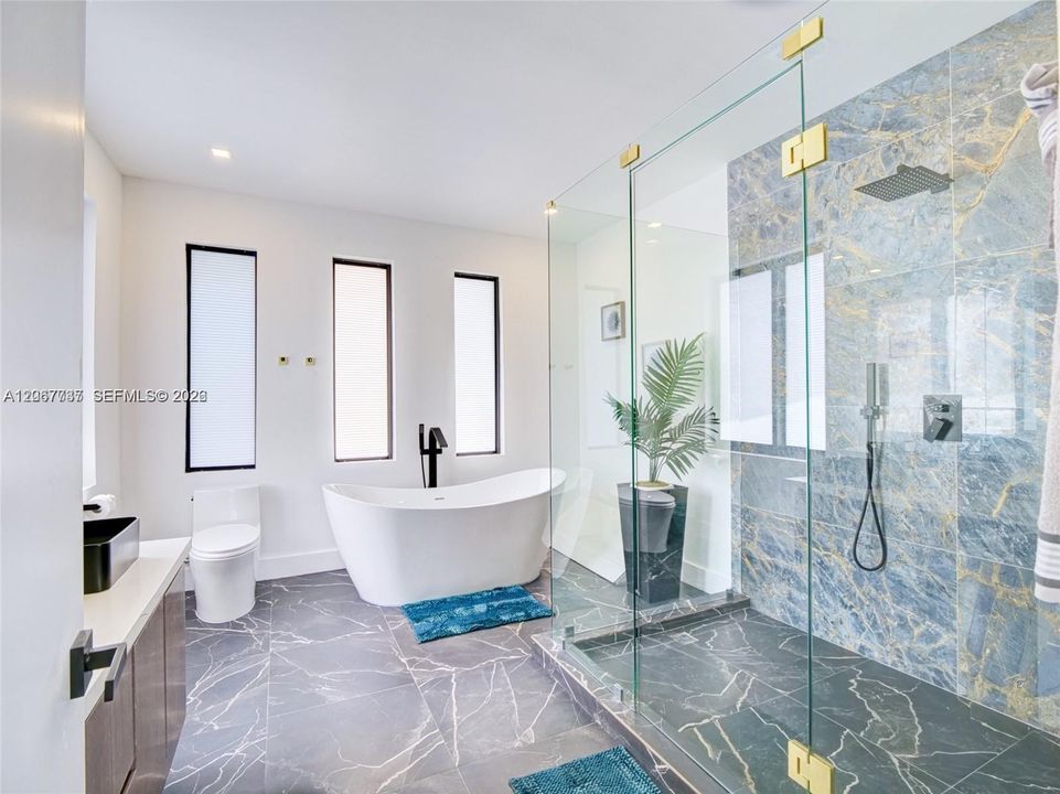 For Sale: $3,100,000 (6 beds, 3 baths, 6682 Square Feet)