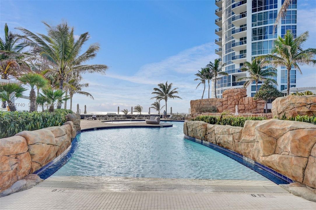 For Rent: $14,921 (3 beds, 3 baths, 3063 Square Feet)