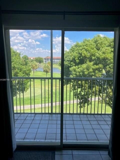 Active With Contract: $1,450 (1 beds, 1 baths, 811 Square Feet)