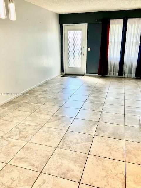 Active With Contract: $1,450 (1 beds, 1 baths, 811 Square Feet)