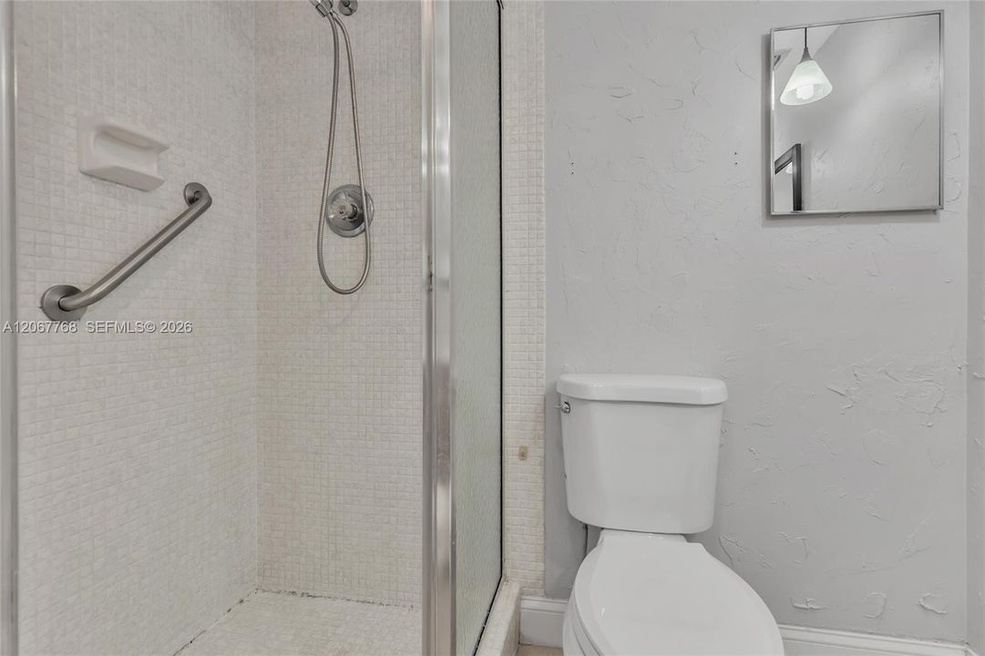 For Sale: $250,000 (2 beds, 2 baths, 1010 Square Feet)