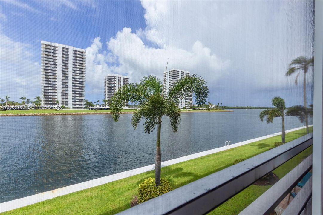 For Sale: $250,000 (2 beds, 2 baths, 1010 Square Feet)