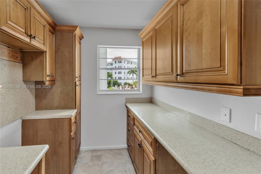 For Sale: $250,000 (2 beds, 2 baths, 1010 Square Feet)