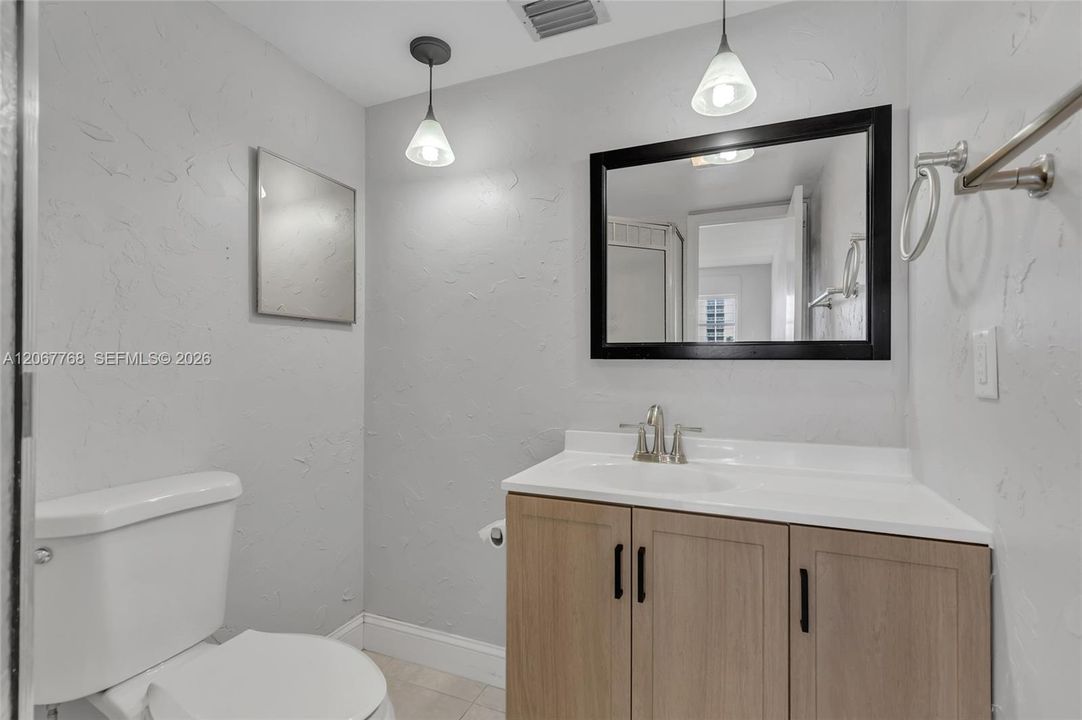 For Sale: $250,000 (2 beds, 2 baths, 1010 Square Feet)