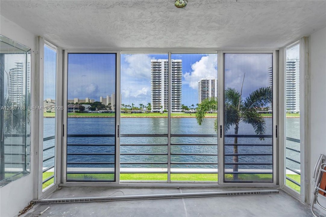 For Sale: $250,000 (2 beds, 2 baths, 1010 Square Feet)