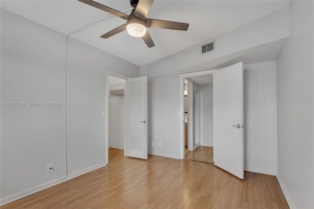 For Sale: $250,000 (2 beds, 2 baths, 1010 Square Feet)
