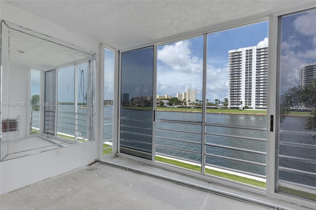 For Sale: $250,000 (2 beds, 2 baths, 1010 Square Feet)