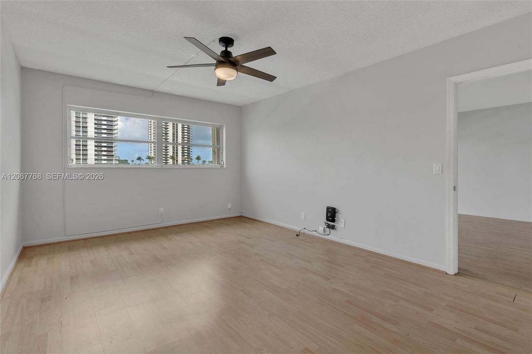 For Sale: $250,000 (2 beds, 2 baths, 1010 Square Feet)