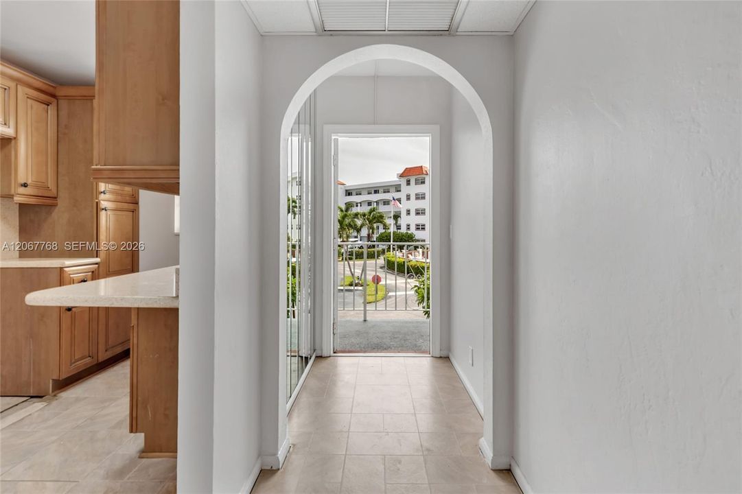 For Sale: $250,000 (2 beds, 2 baths, 1010 Square Feet)