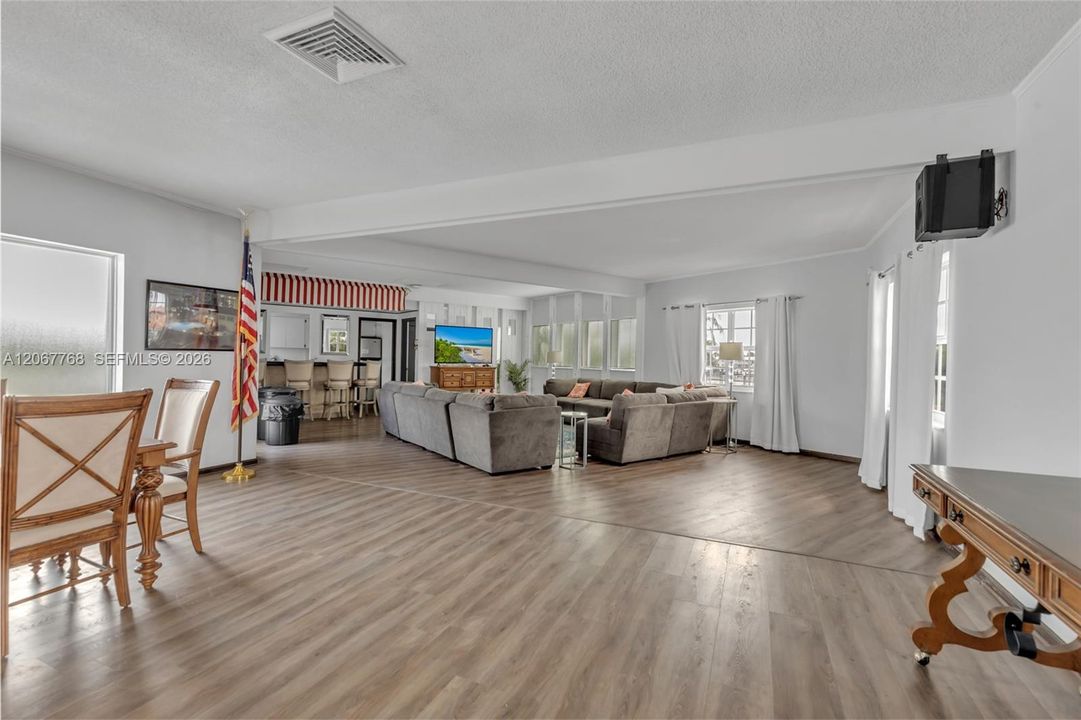 For Sale: $250,000 (2 beds, 2 baths, 1010 Square Feet)