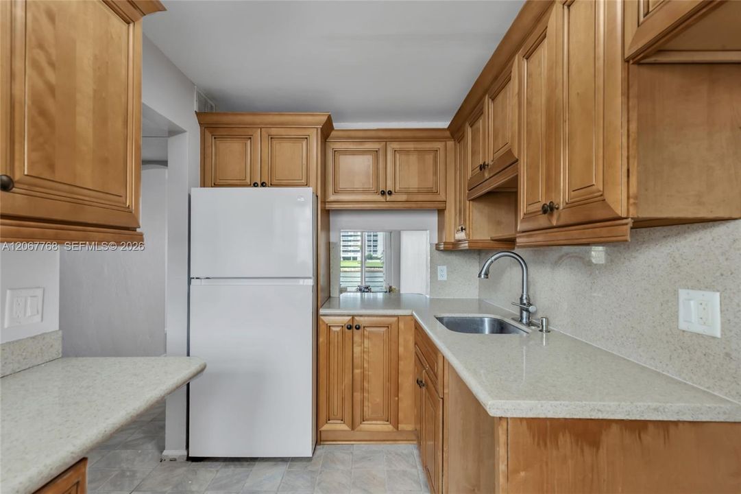 For Sale: $250,000 (2 beds, 2 baths, 1010 Square Feet)