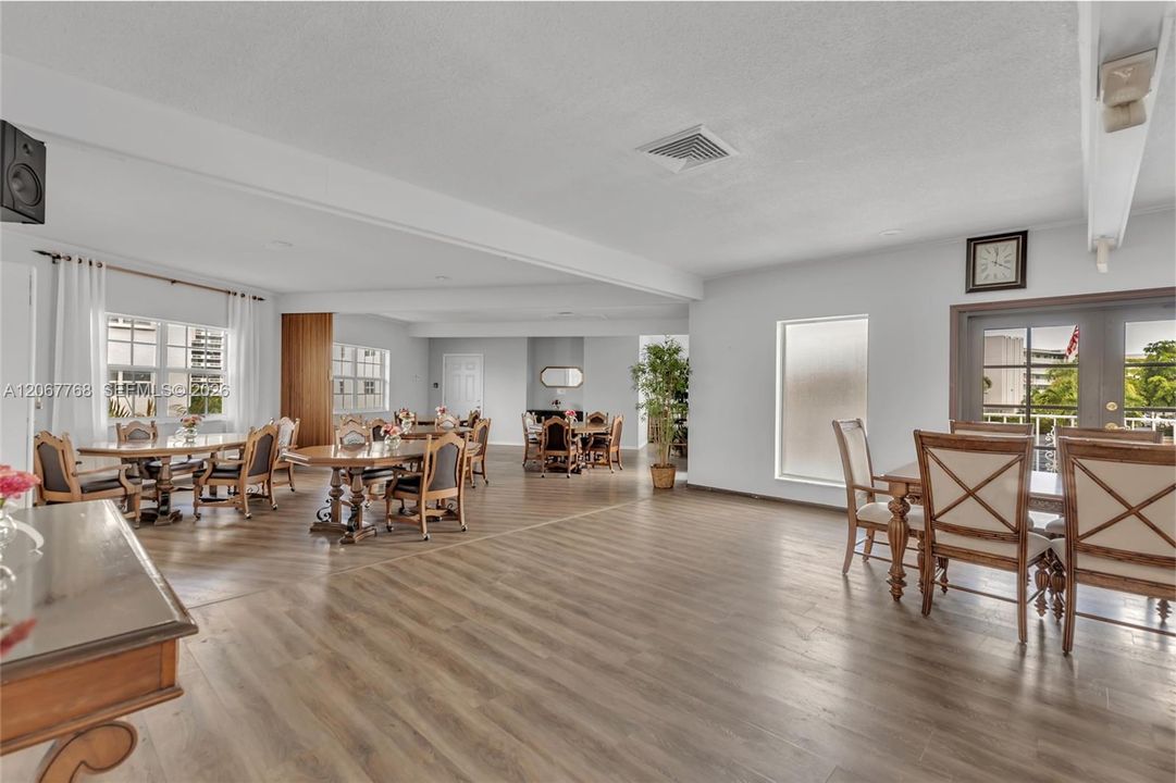 For Sale: $250,000 (2 beds, 2 baths, 1010 Square Feet)