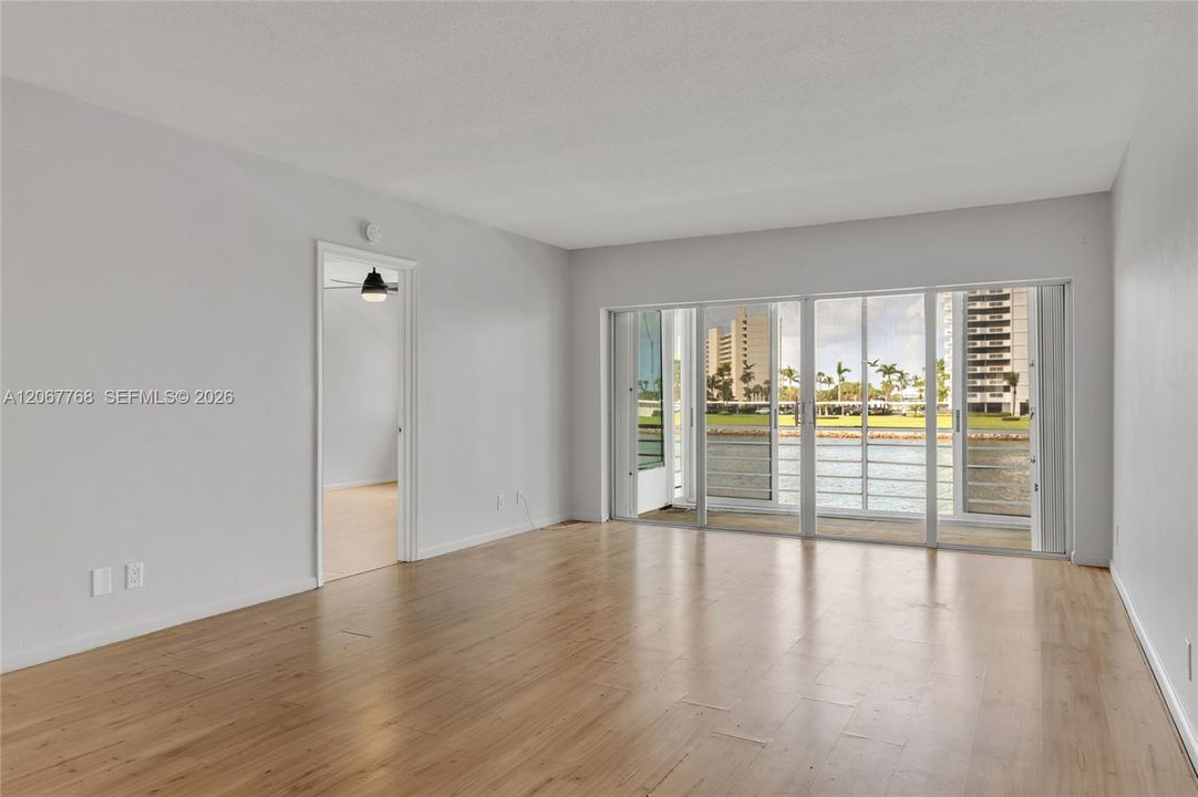 For Sale: $250,000 (2 beds, 2 baths, 1010 Square Feet)