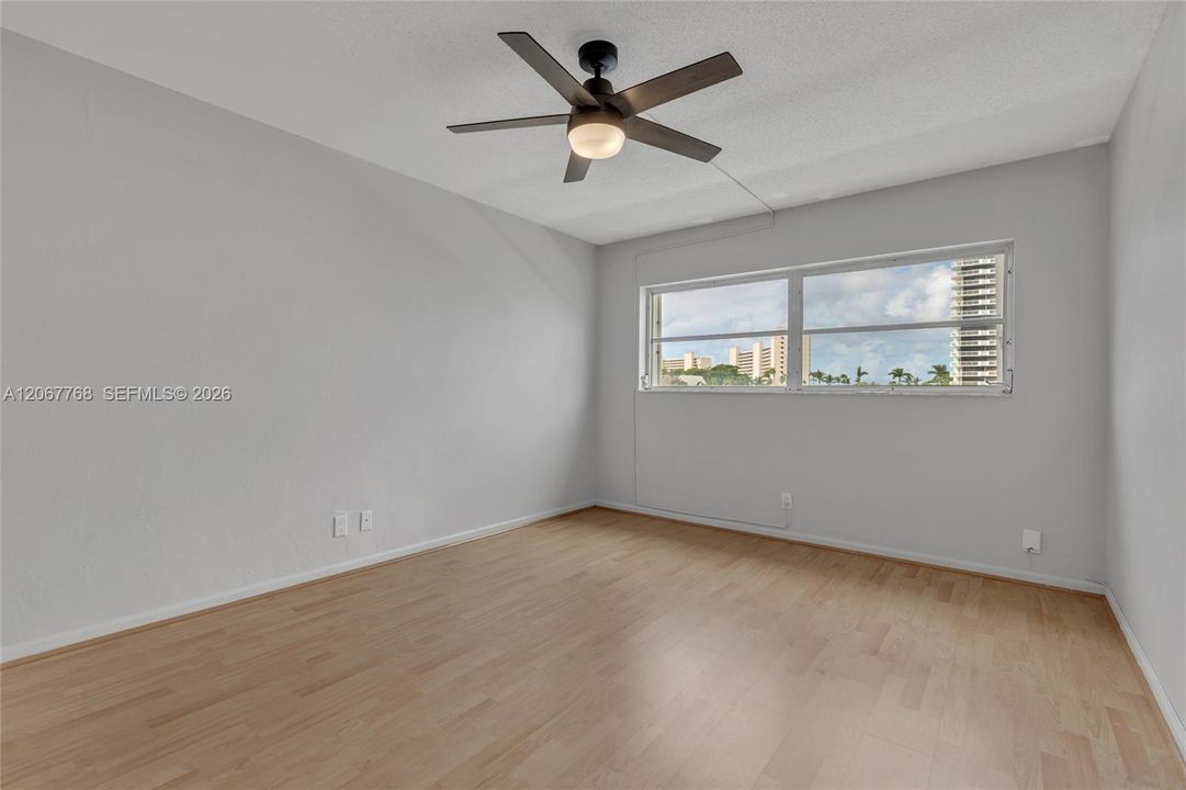 For Sale: $250,000 (2 beds, 2 baths, 1010 Square Feet)