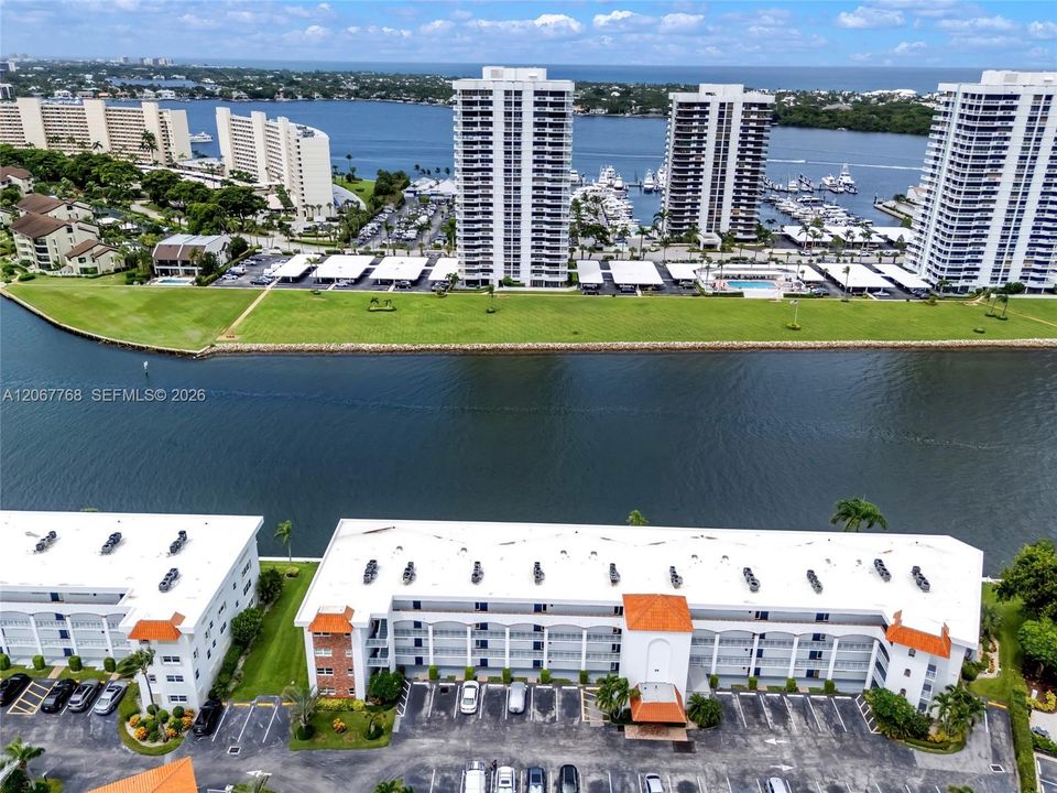 For Sale: $250,000 (2 beds, 2 baths, 1010 Square Feet)