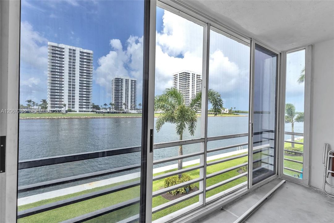 For Sale: $250,000 (2 beds, 2 baths, 1010 Square Feet)