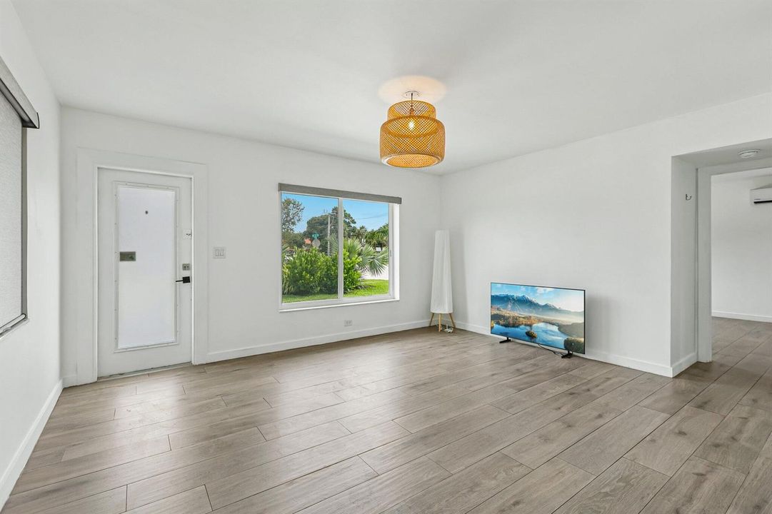 11-web-or-mls-SE 13th Ct-S0608-011