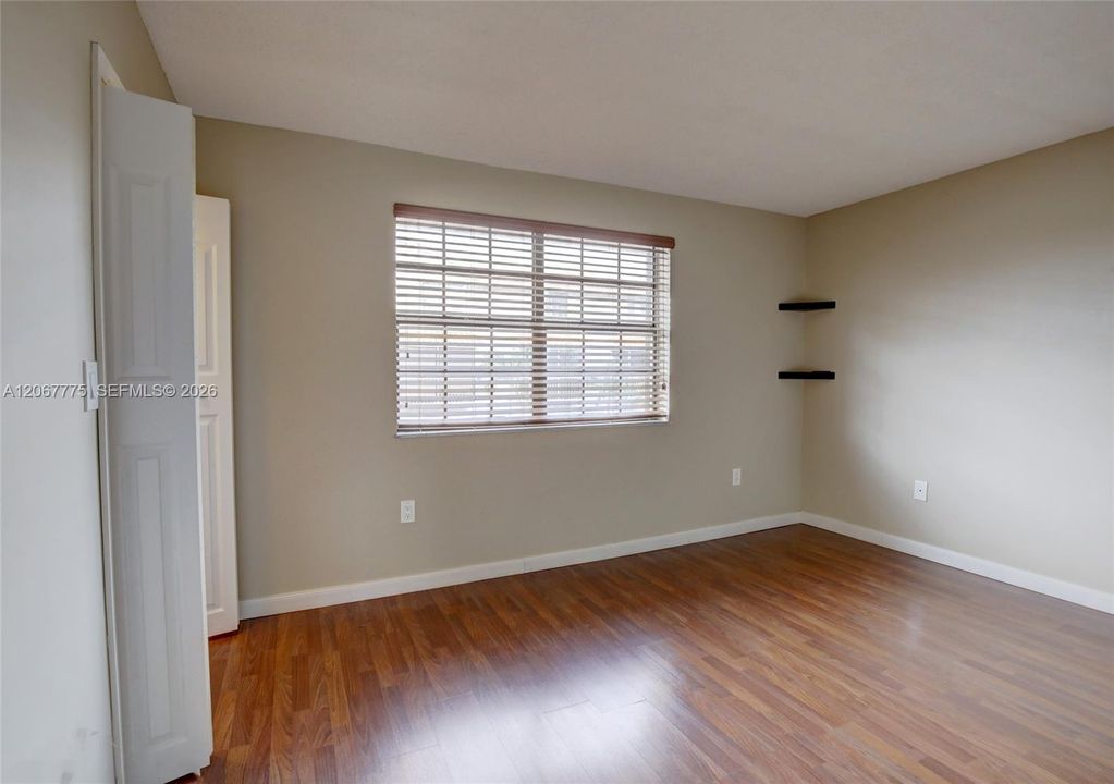 For Sale: $365,000 (2 beds, 1 baths, 1064 Square Feet)
